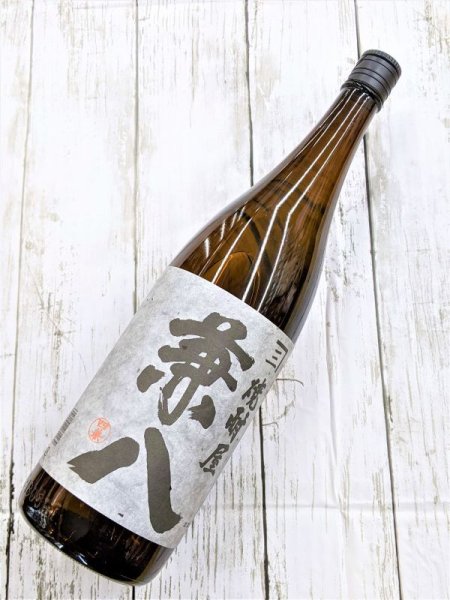 画像1: 25度 　麦 　焼酎屋　兼八　1.8L【複数本ご購入の場合】　　　1本につき兼八とトヨノホシ兼八以外の商品をお選びくださいませ （当店ホームページ内の、焼酎・日本酒・和リキュールのいずれよりお選びくださいませ！） (1)